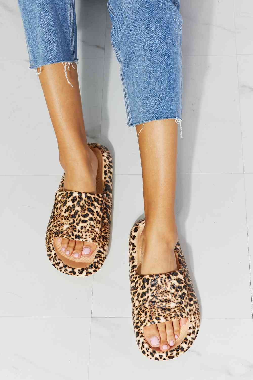 MMShoes „Arms Around Me“-Slipper mit offener Zehenpartie in Leopardenmuster