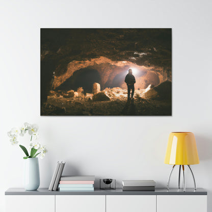 "Un viaje a lo desconocido: explorando una cueva subterránea misteriosa" - The Alien Canva