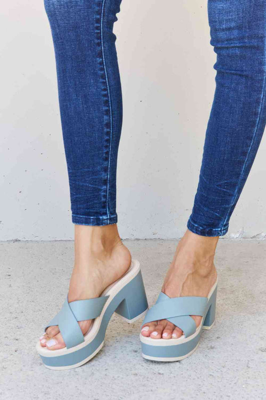 Sandalias con plataforma en contraste Cherish The Moments de Weeboo en azul brumoso