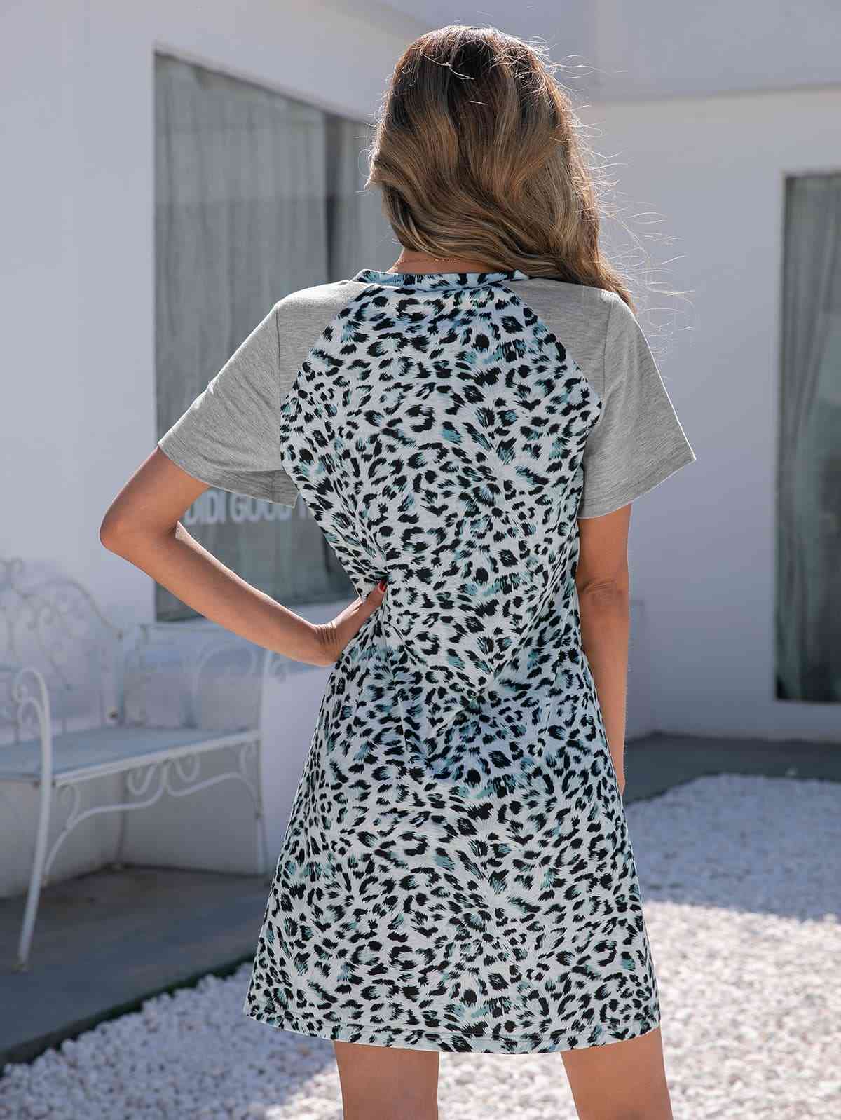 Minivestido de manga corta con cuello redondo y estampado de leopardo