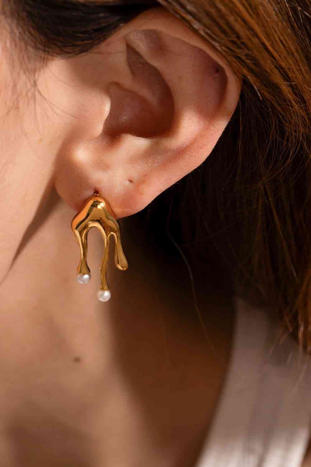 Ohrhänger aus synthetischen Perlen mit 18-Karat-Vergoldung