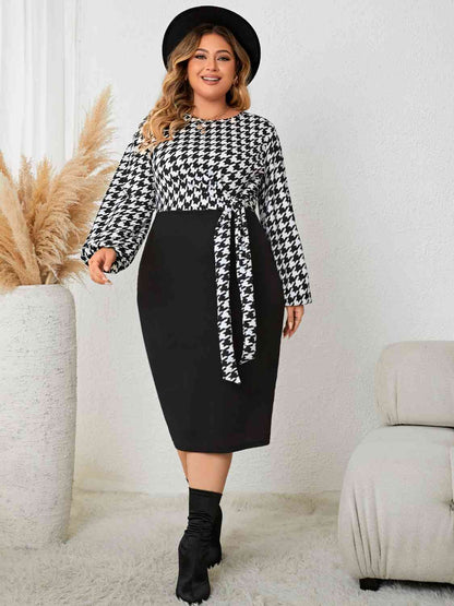 Plus-Size-Kleid mit Hahnentrittmuster und langen Ärmeln