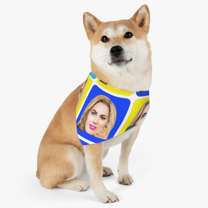 "Emoji-zing a Celebrity: A Pop Art Portrait" - Das Alien Pet Bandana Halsband