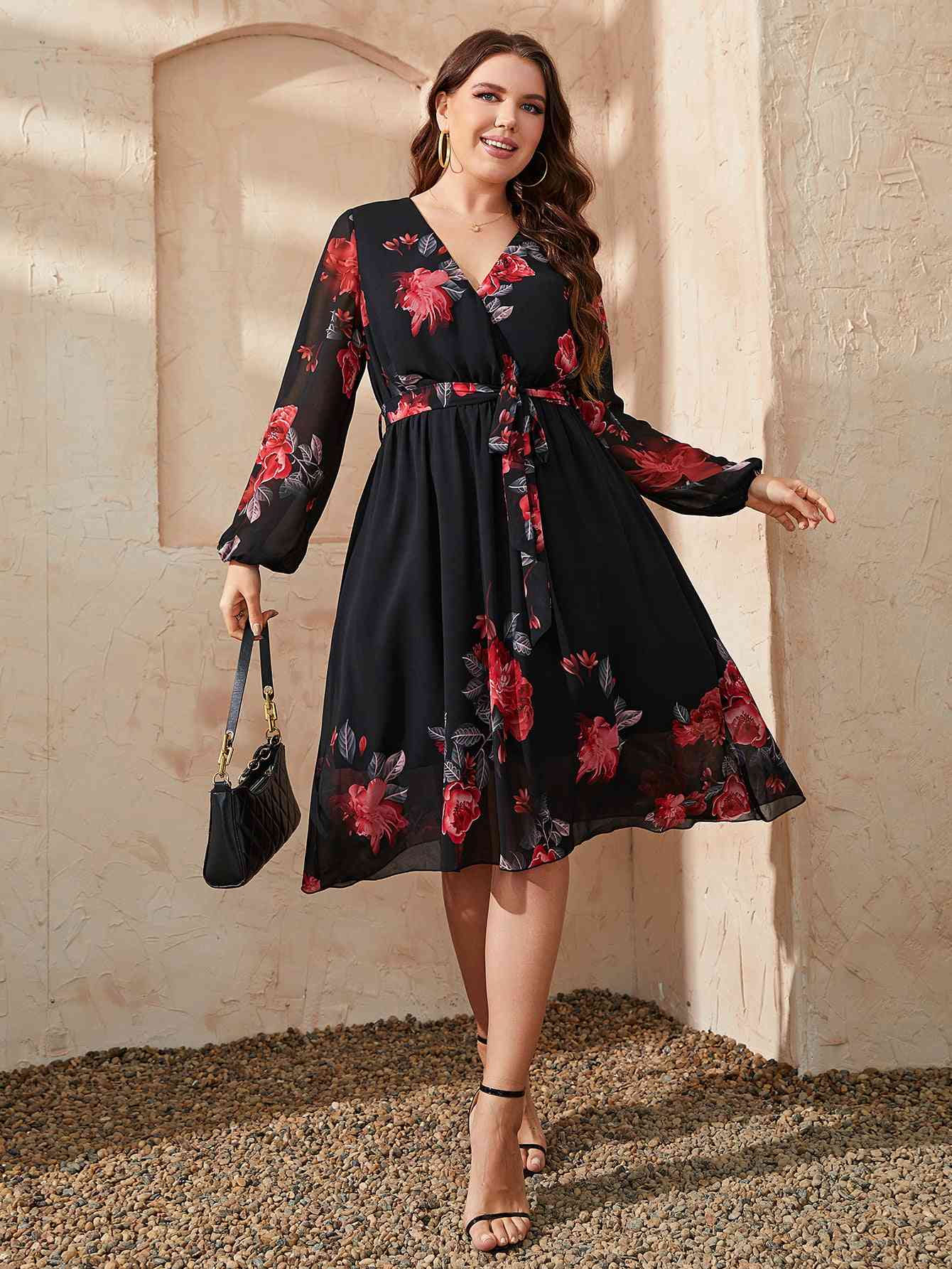 Plus-Size-Kleid mit floralem Chorhemd und Taillenschnürung