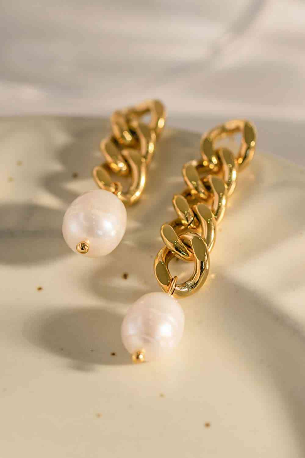 Asymmetrische Perlenohrringe aus Edelstahl