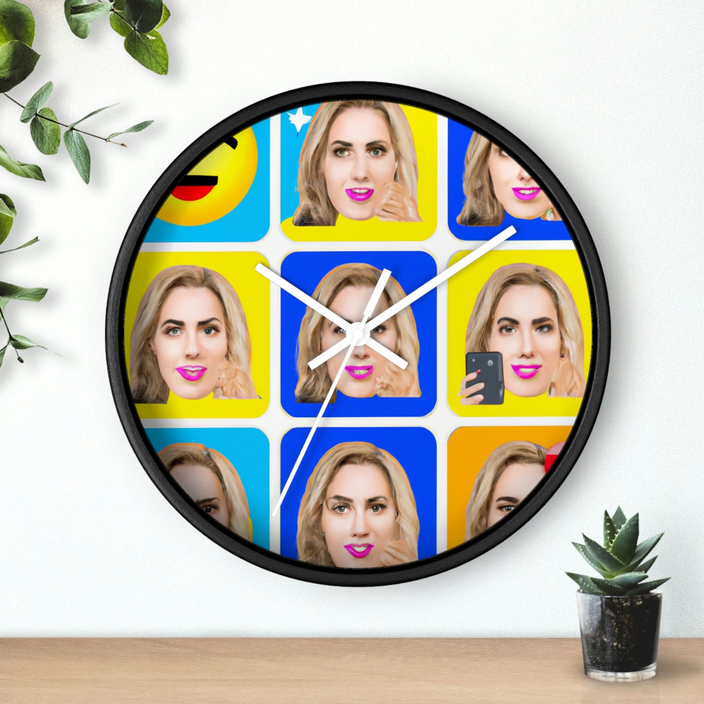 "Emoji-zing a Celebrity: A Pop Art Portrait" - El reloj de pared alienígena