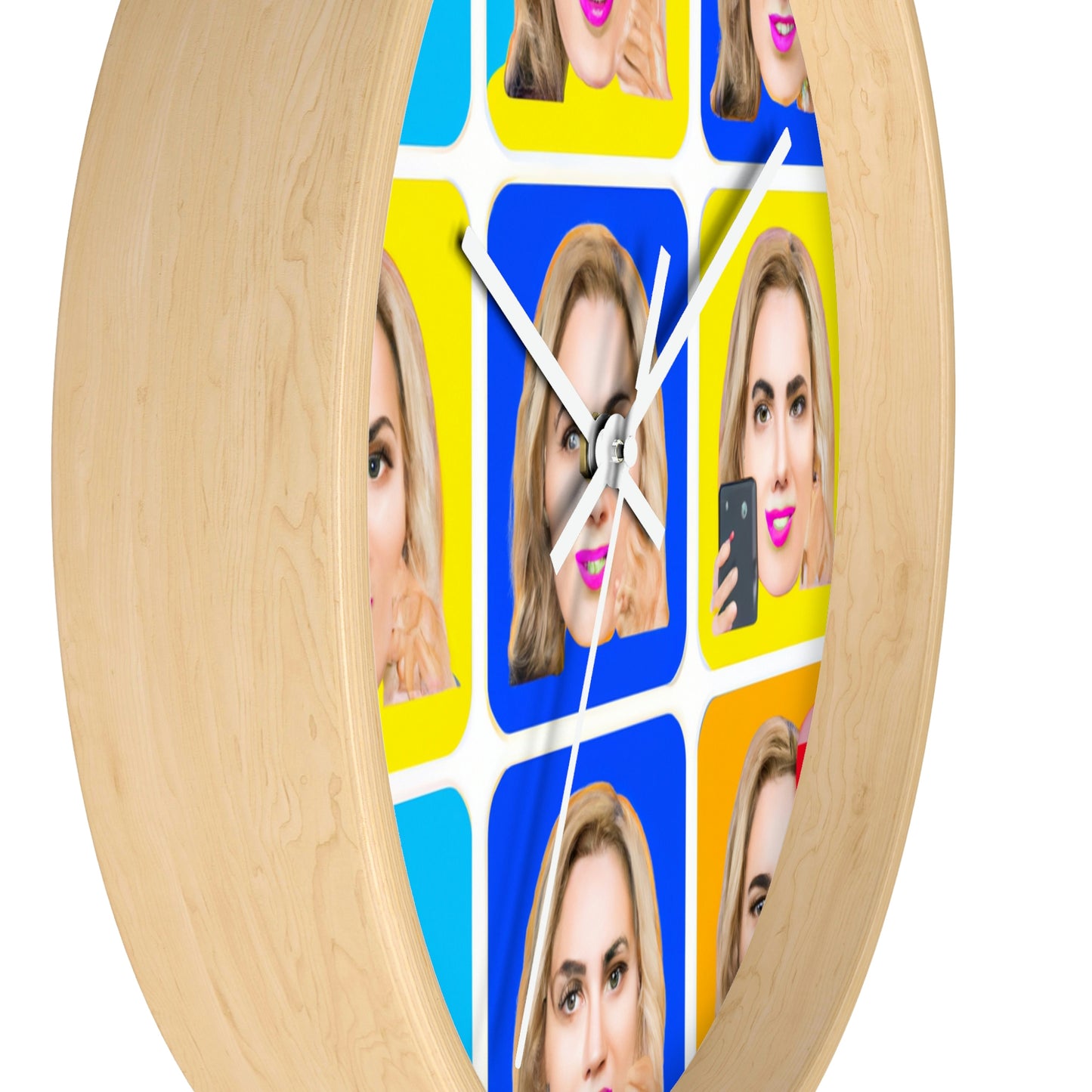 "Emoji-zing a Celebrity: A Pop Art Portrait" - Die Alien-Wanduhr