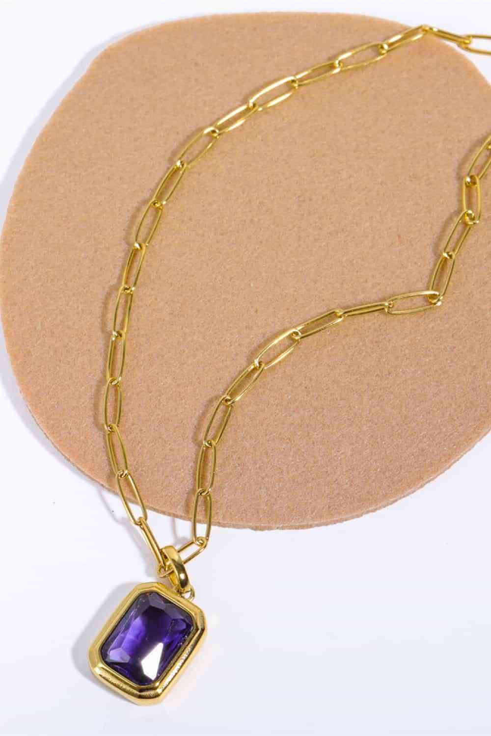 Collar con colgante de forma geométrica chapado en oro de 18 quilates con circonitas