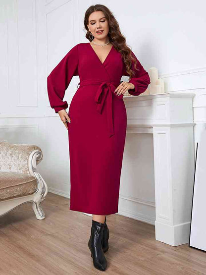 Plus-Size-Kleid mit Schalkragen und Taillenband