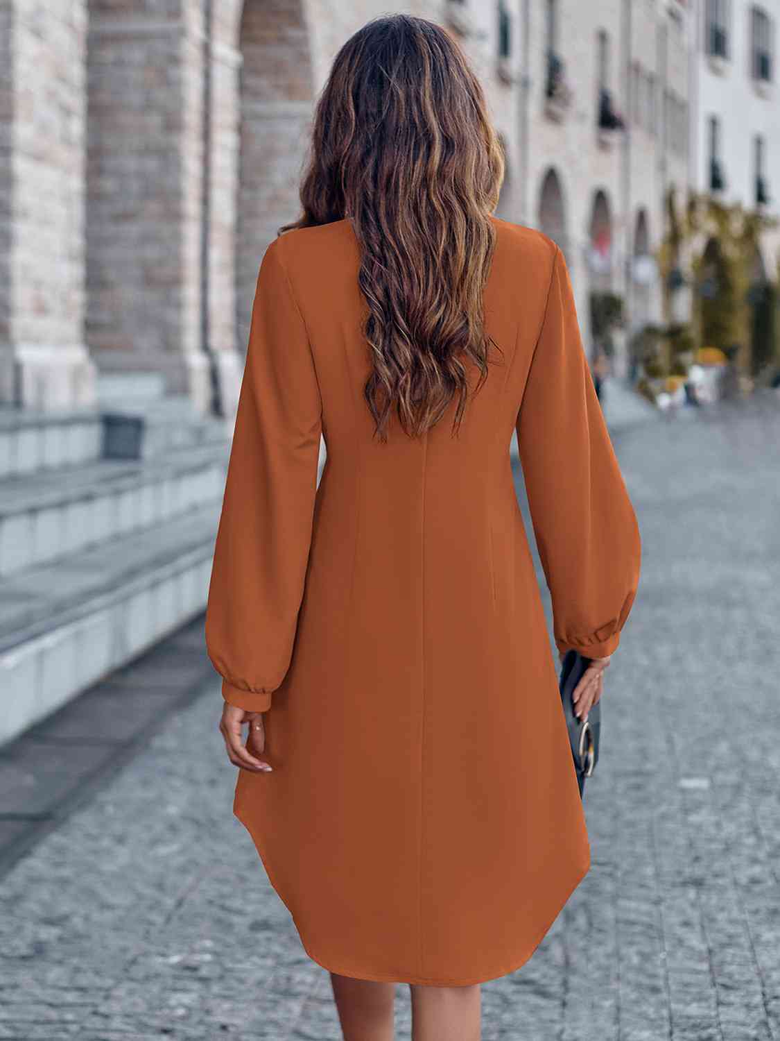 Langärmliges Kleid mit eingekerbtem Ausschnitt