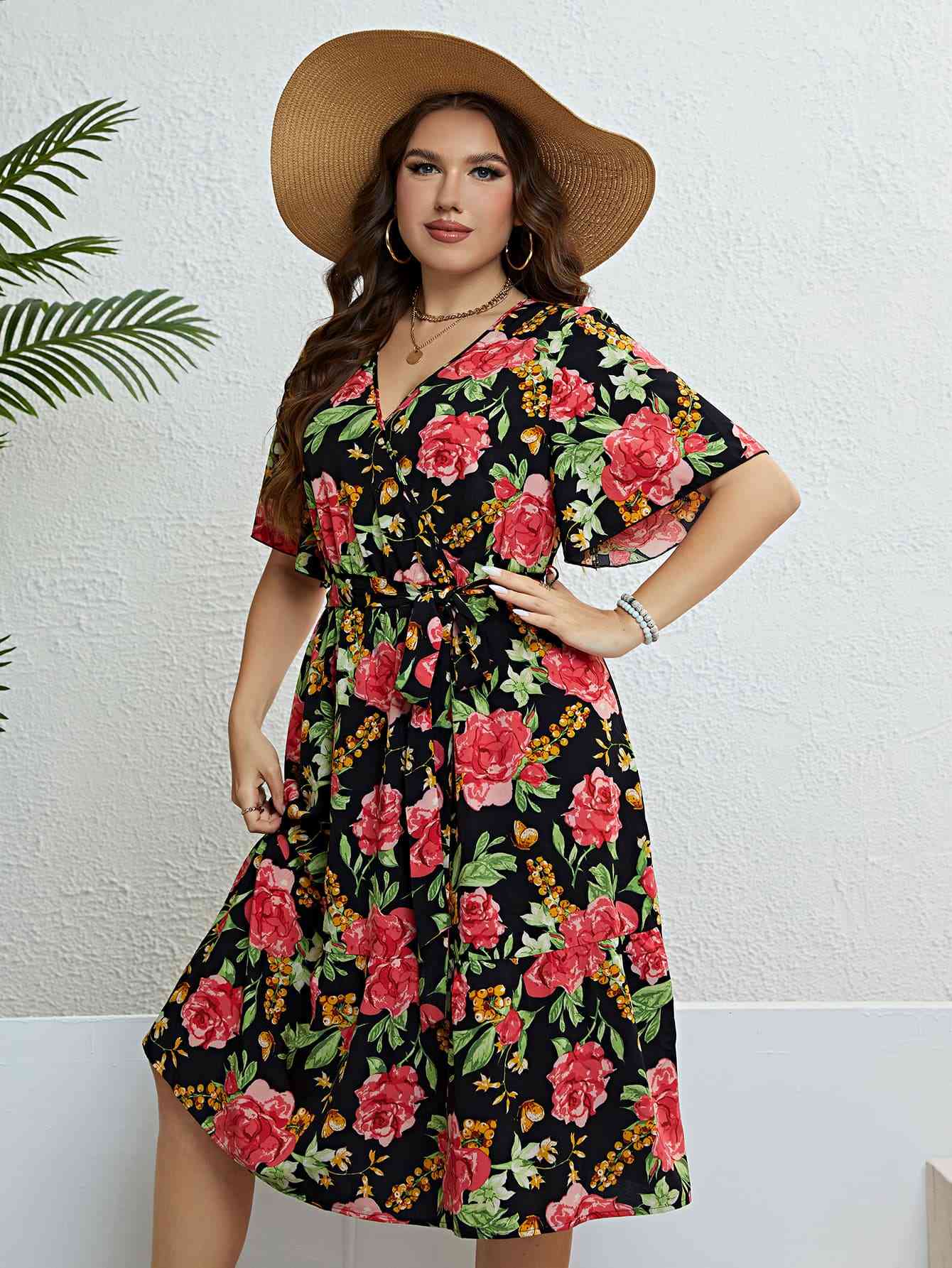 Plus Size-Kleid mit Blumenmuster und Bindegürtel