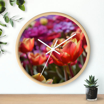 "La red de arrastre de tulipanes de la abeja ocupada" - El reloj de pared alienígena