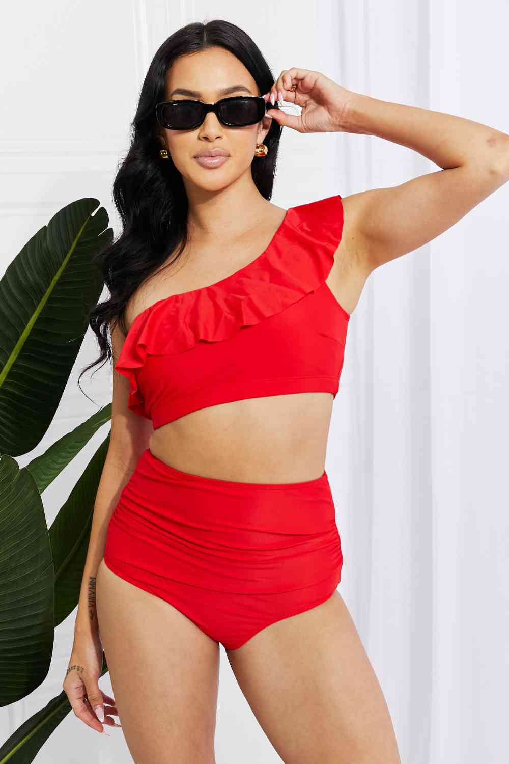 Bikini de un solo hombro con volantes Seaside Romance de Marina West Swim en rojo