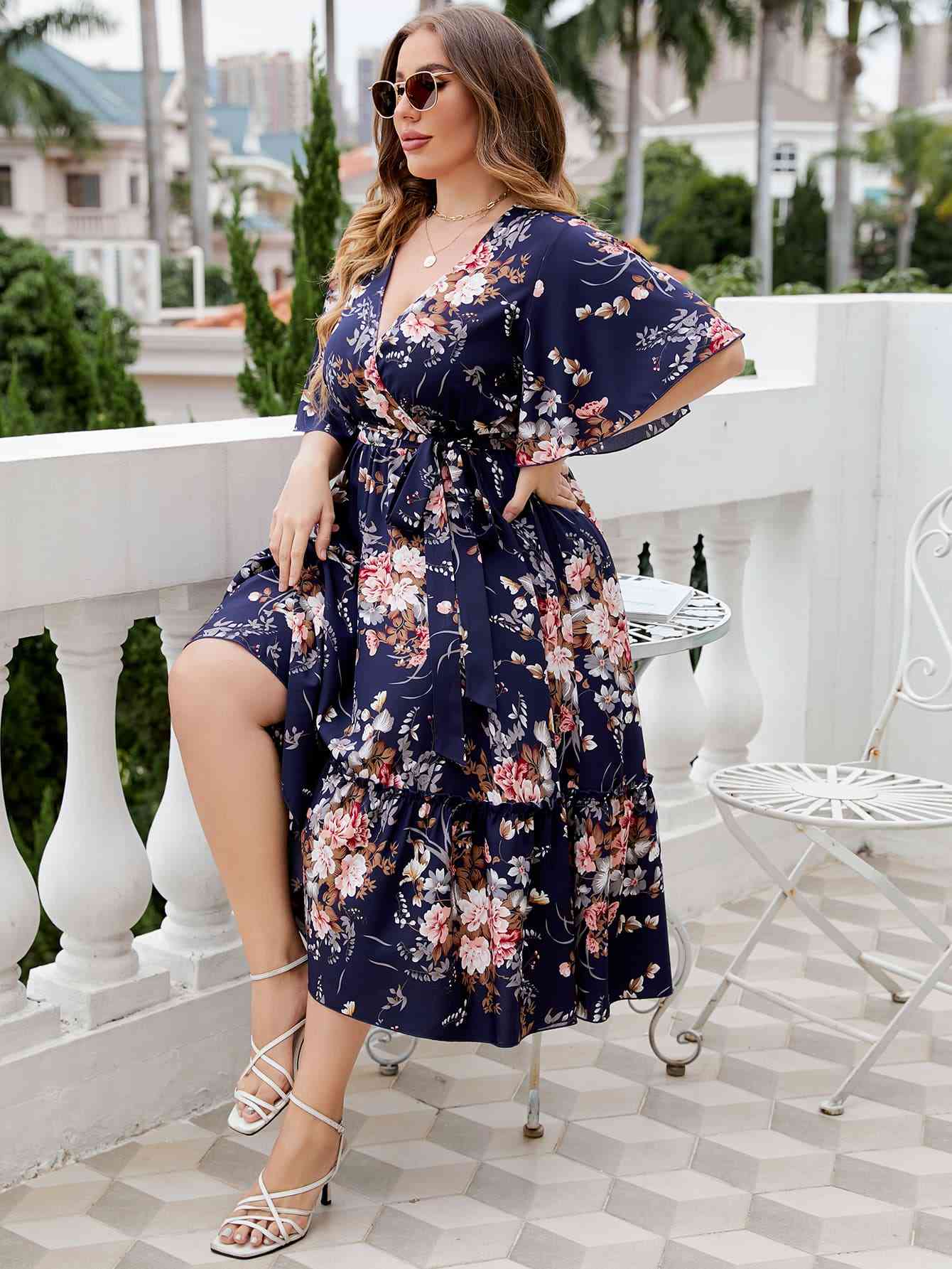 Vestido midi con cuello sobrepelliz y estampado floral de talla grande