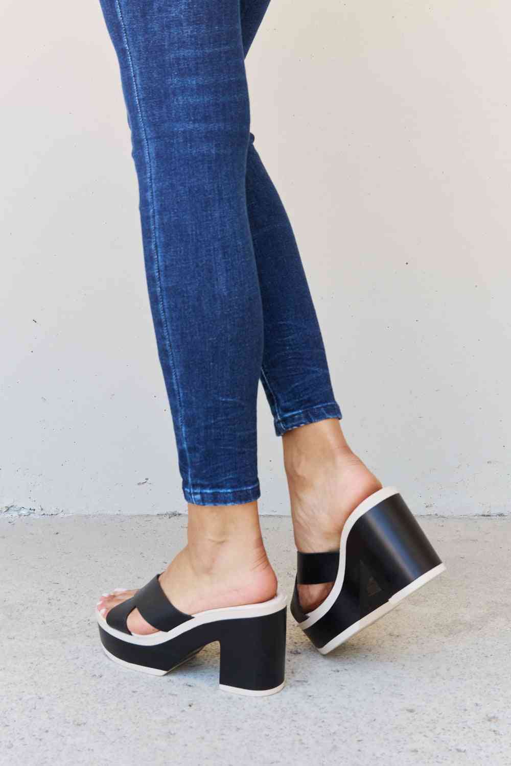 Sandalias negras con plataforma en contraste Cherish The Moments de Weeboo