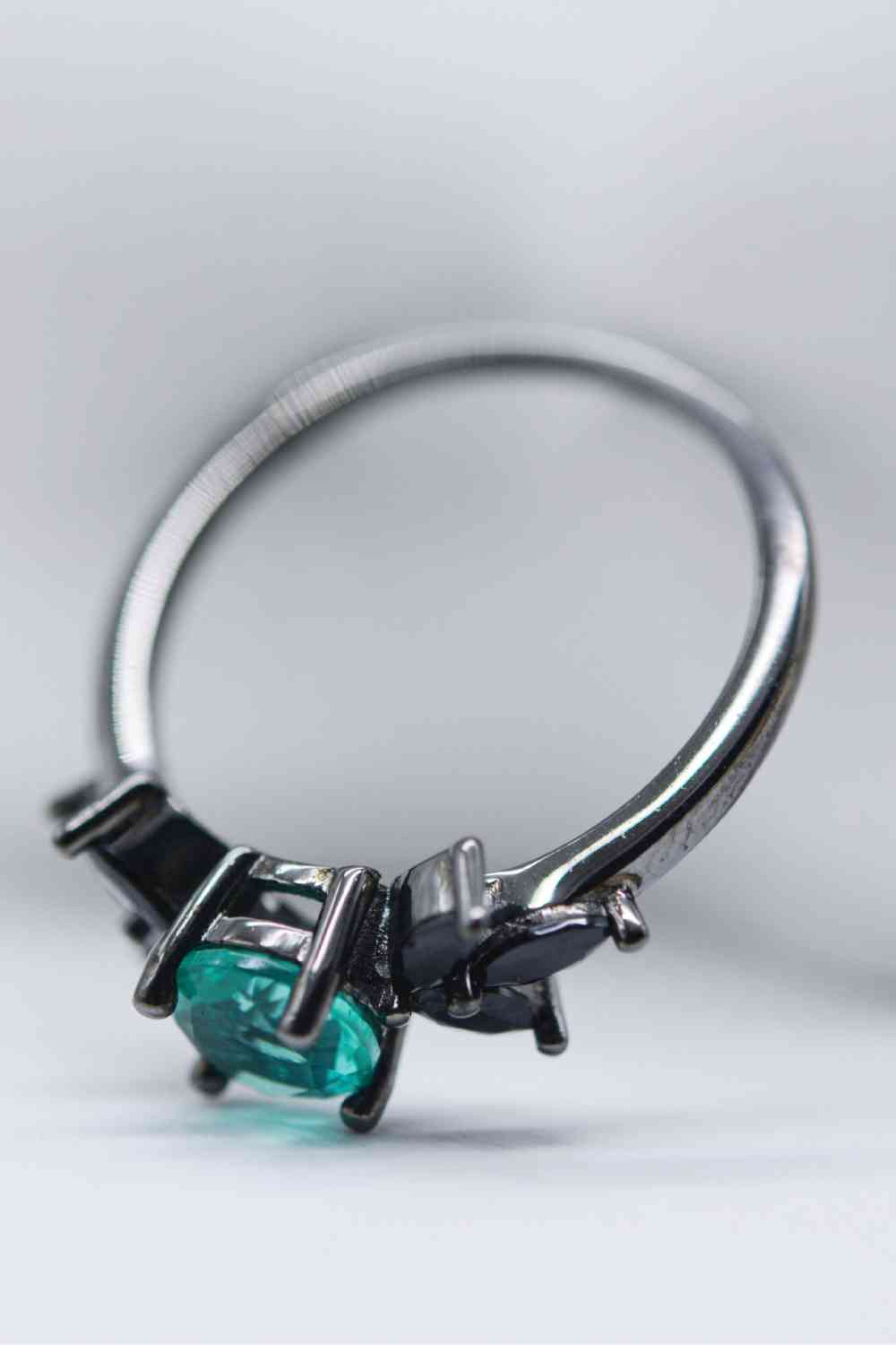 Paraiba-Ring mit blauem Zirkonblatt