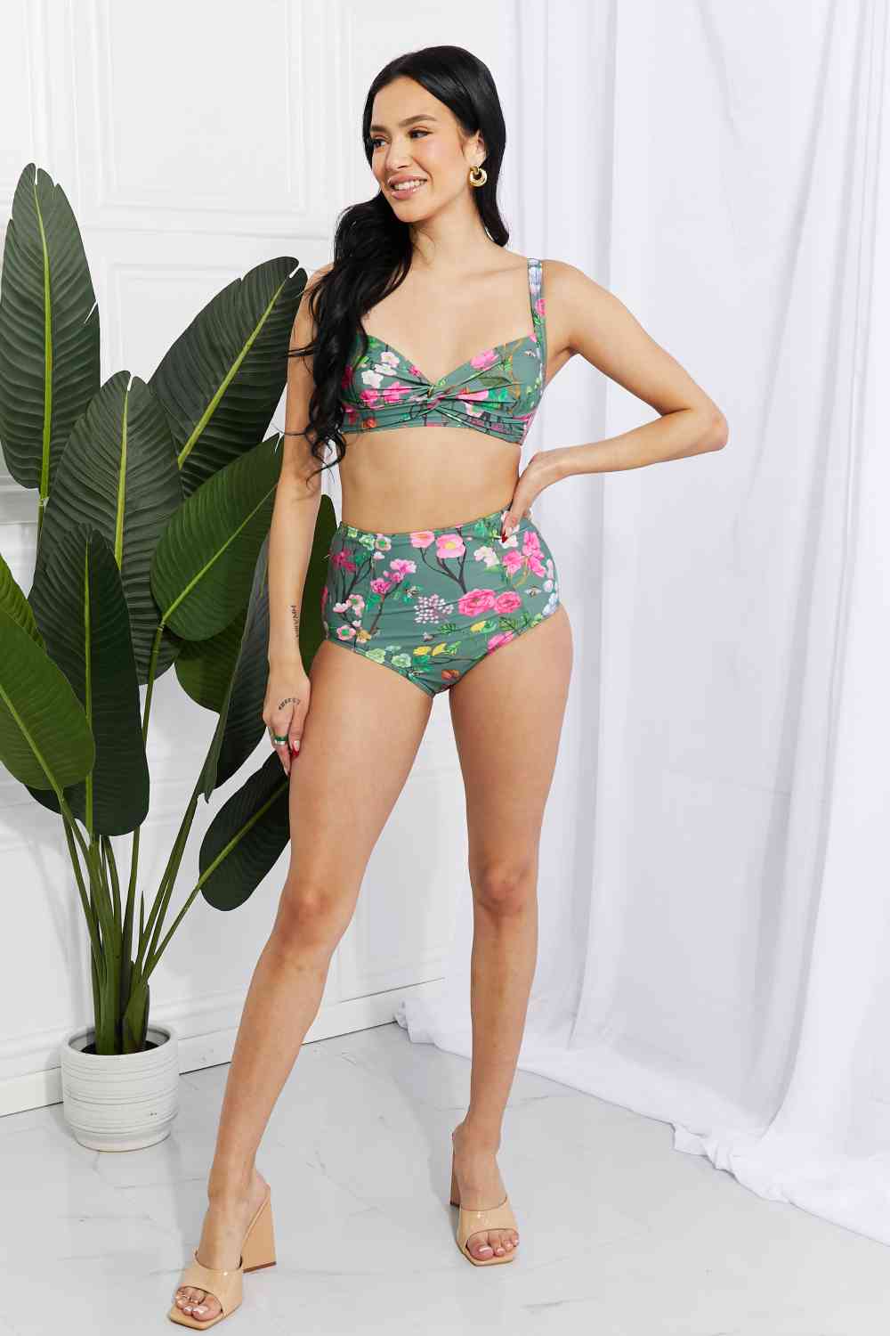 Bikini de talle alto con giro de Marina West Swim Take A Dip Twist en color salvia