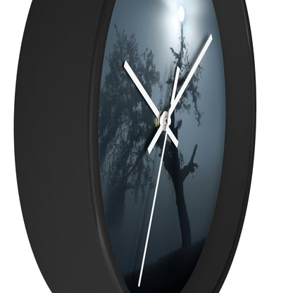 "Un centinela que brilla en la niebla" - El reloj de pared alienígena