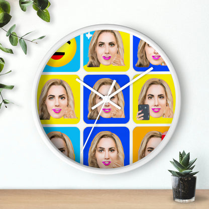 "Emoji-zing a Celebrity: A Pop Art Portrait" - El reloj de pared alienígena