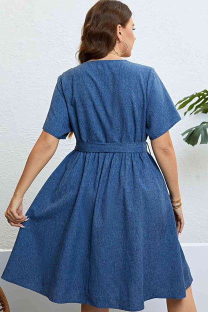 Kurzärmliges Kleid mit Schnürung in der Taille und Knopfleiste vorne