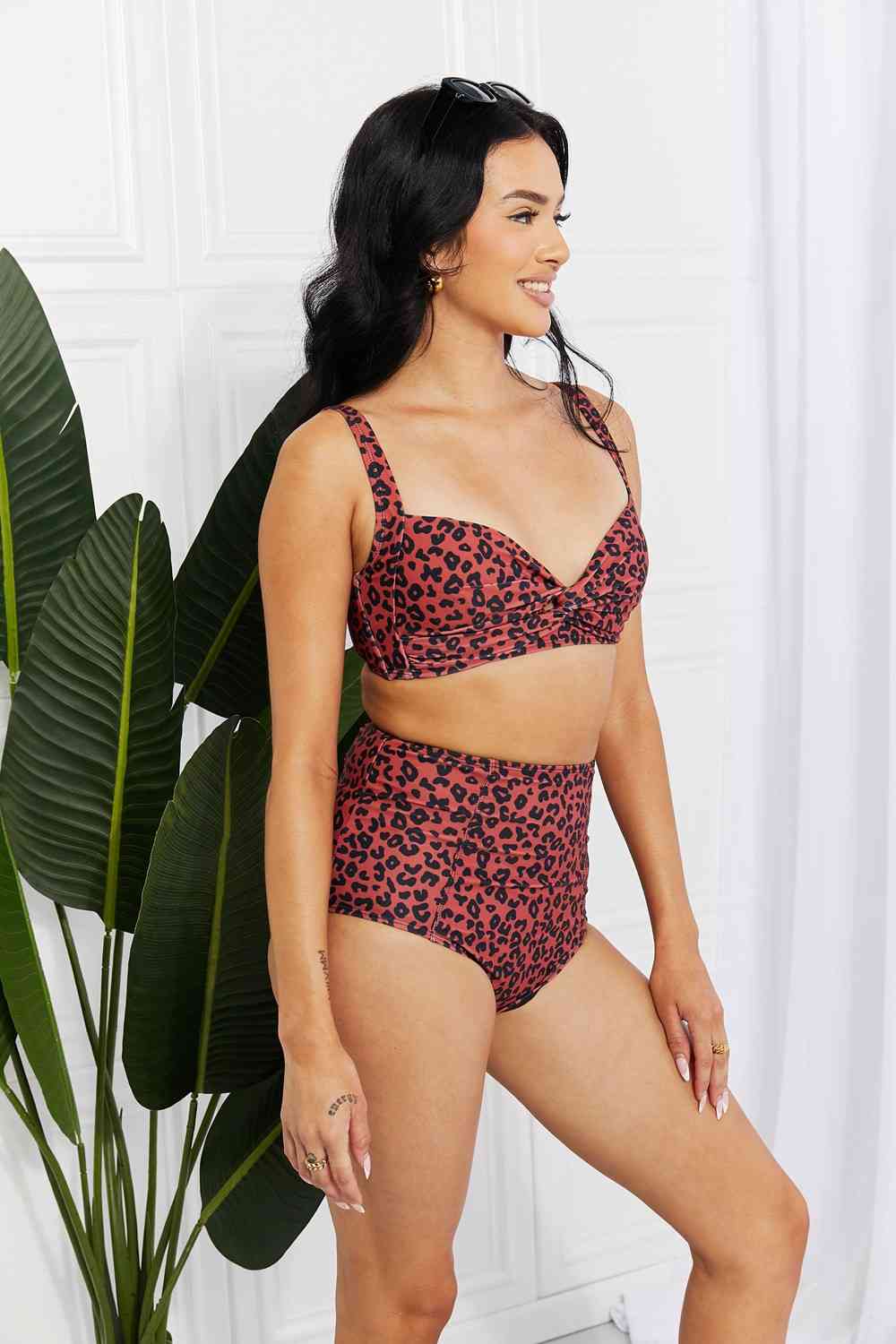 Bikini de talle alto con giro de Marina West Swim Take A Dip Twist en ocre