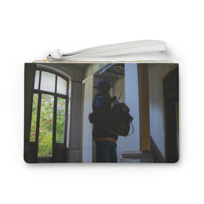 "Voyager in Peril: An Unexpected Welcome in an Abandoned Mansion" - The Alien Clutch Bag