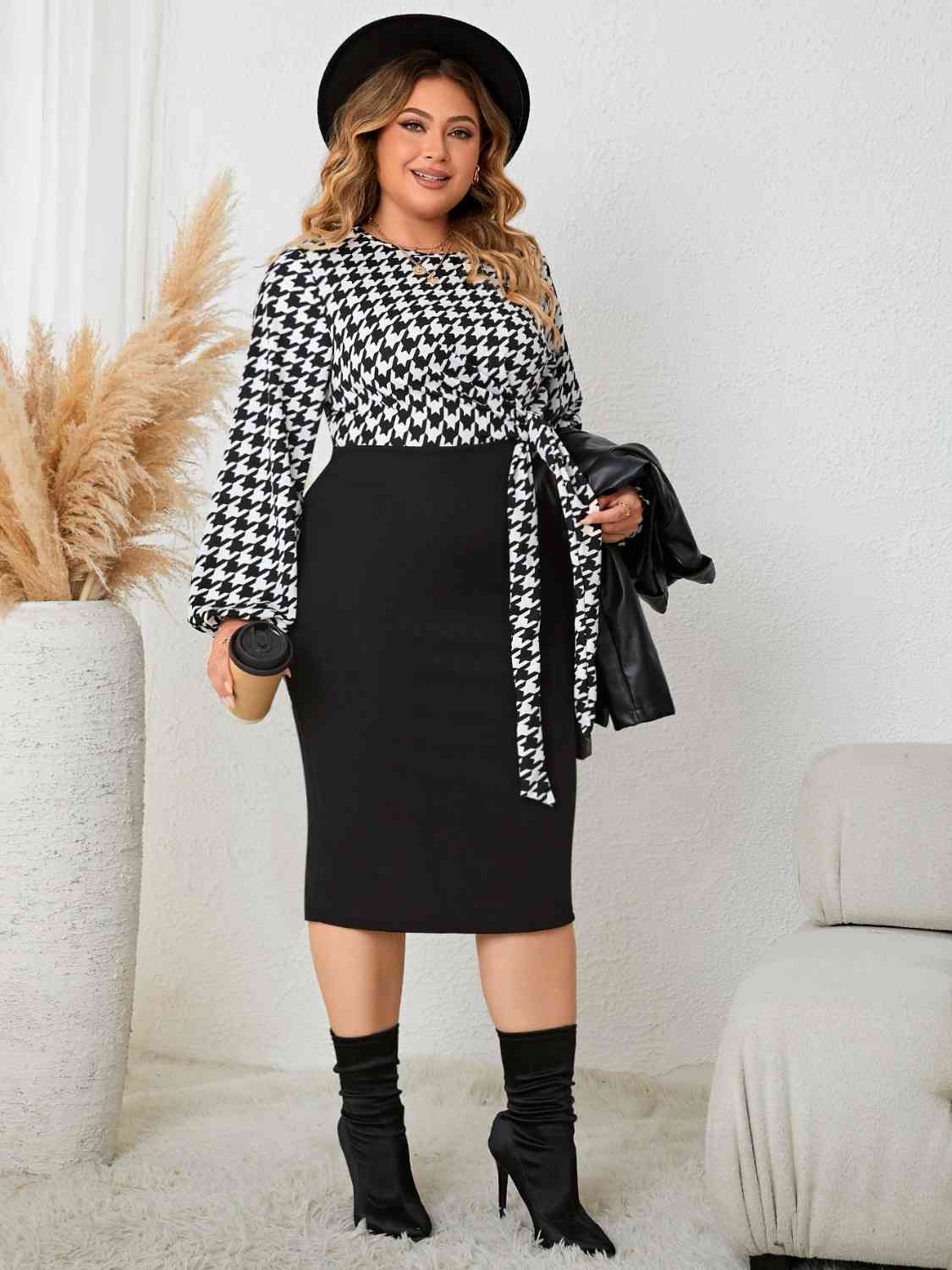 Plus-Size-Kleid mit Hahnentrittmuster und langen Ärmeln