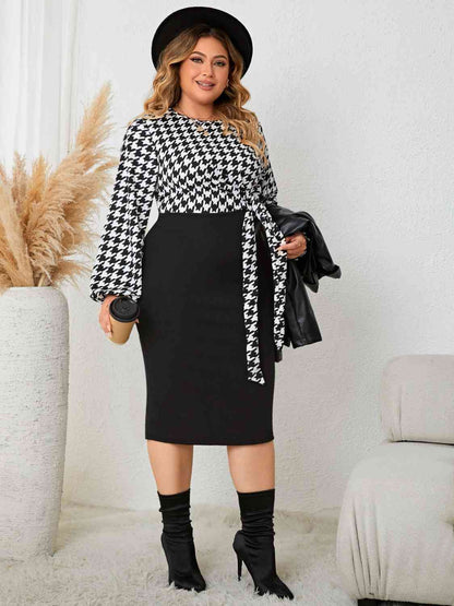 Plus-Size-Kleid mit Hahnentrittmuster und langen Ärmeln