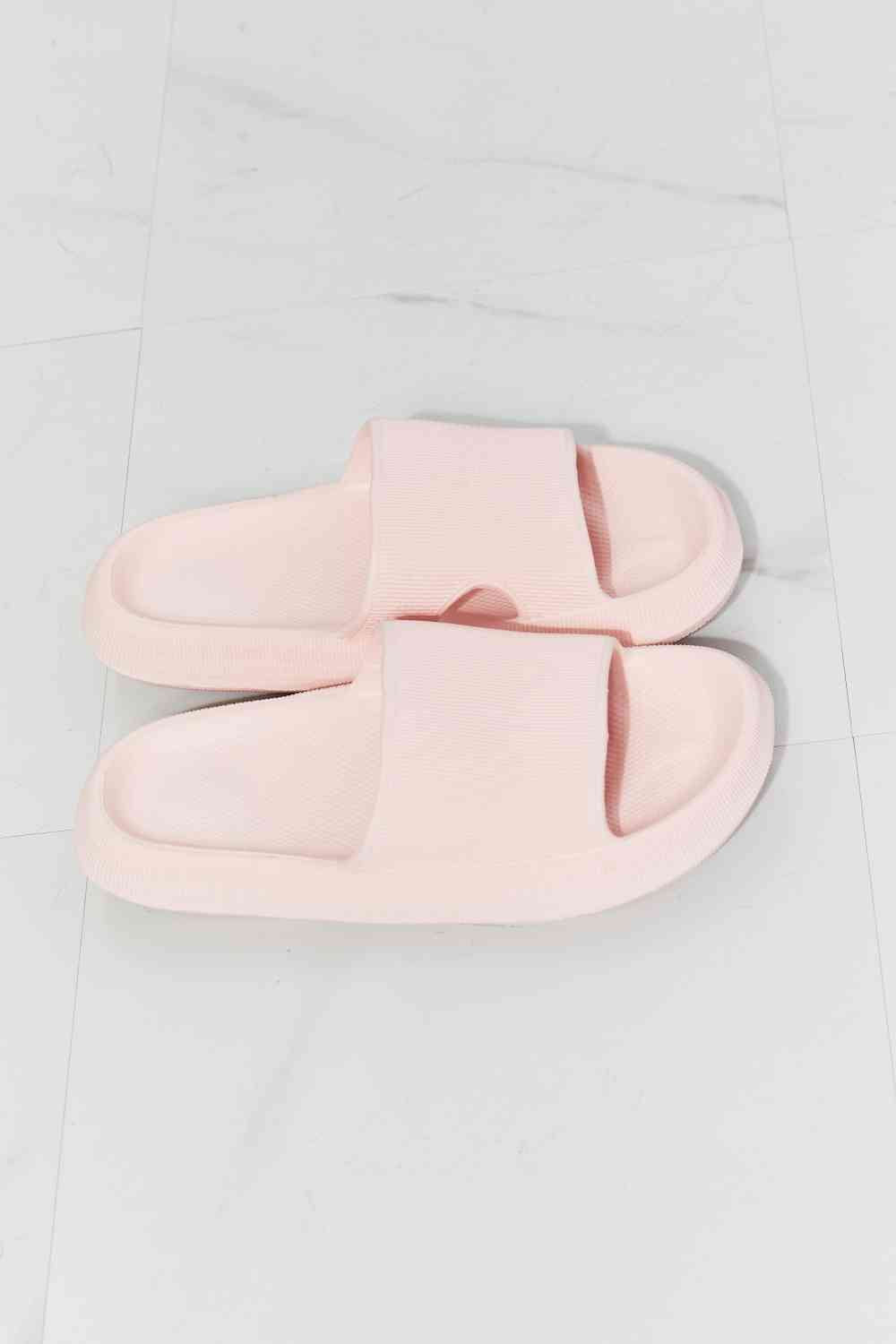 Chanclas con puntera abierta en rosa Arms Around Me de MMShoes