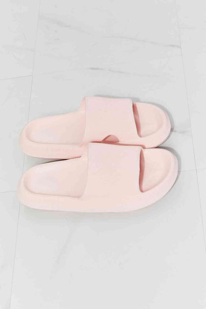 Chanclas con puntera abierta en rosa Arms Around Me de MMShoes