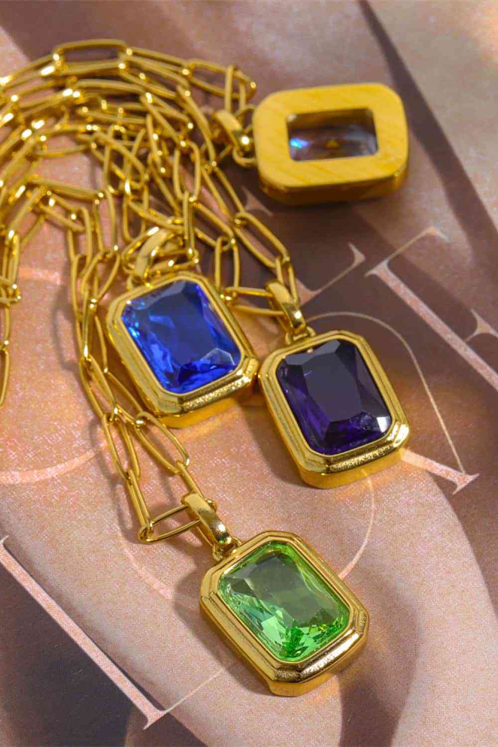 Halskette mit 18-karätigem vergoldetem Zirkon-Anhänger mit geometrischer Form