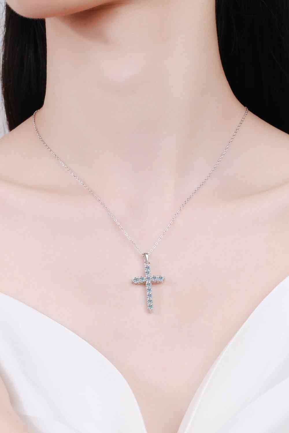 Halskette mit Kreuzanhänger aus Moissanit