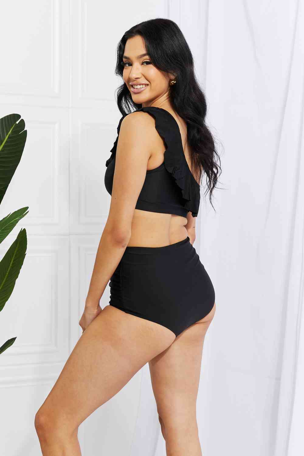 Bikini de un solo hombro con volantes en negro Seaside Romance de Marina West Swim