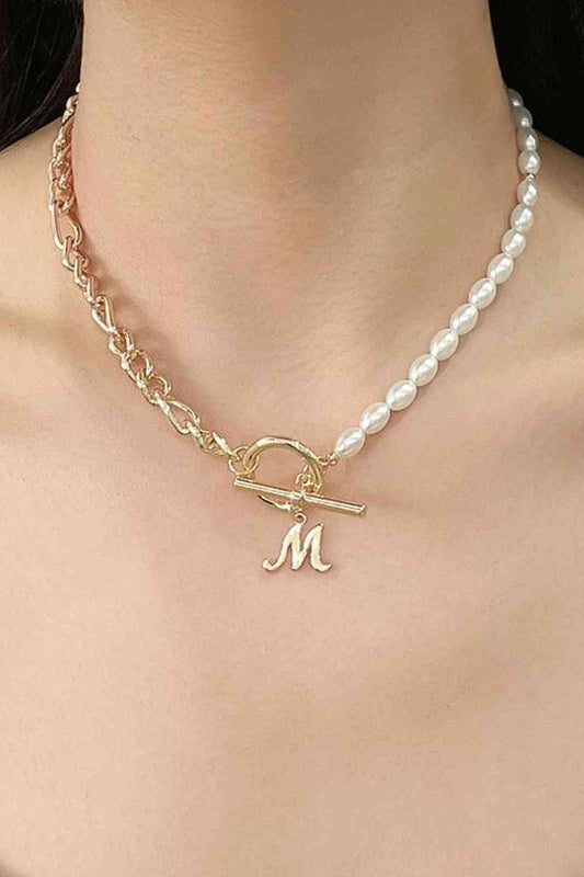 Halskette mit Alphabet-M-Anhänger, halber Perle und halber Kette