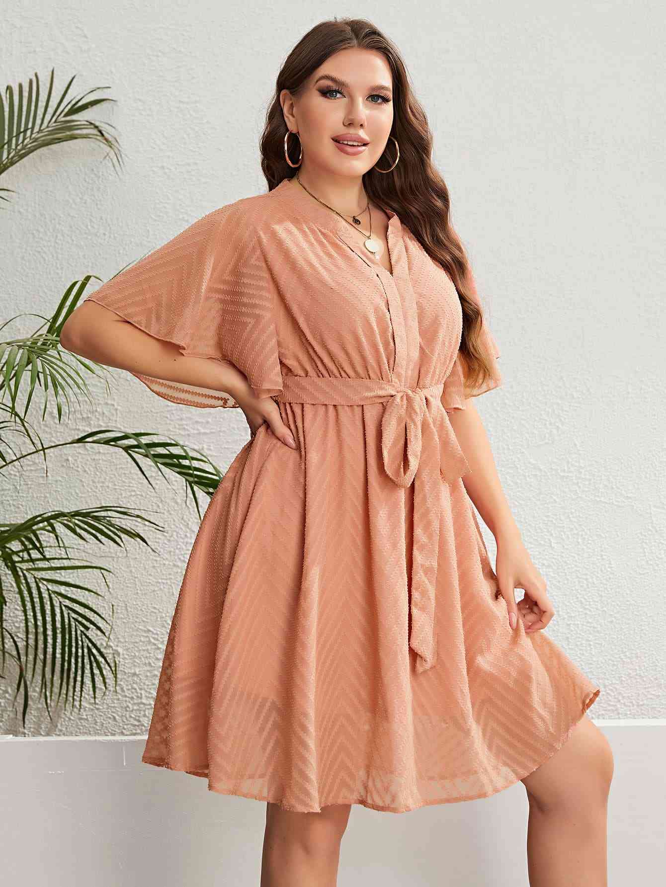 Plus-Size-Kleid mit Schnürung in der Taille und fallendem Ausschnitt mit Flatterärmeln