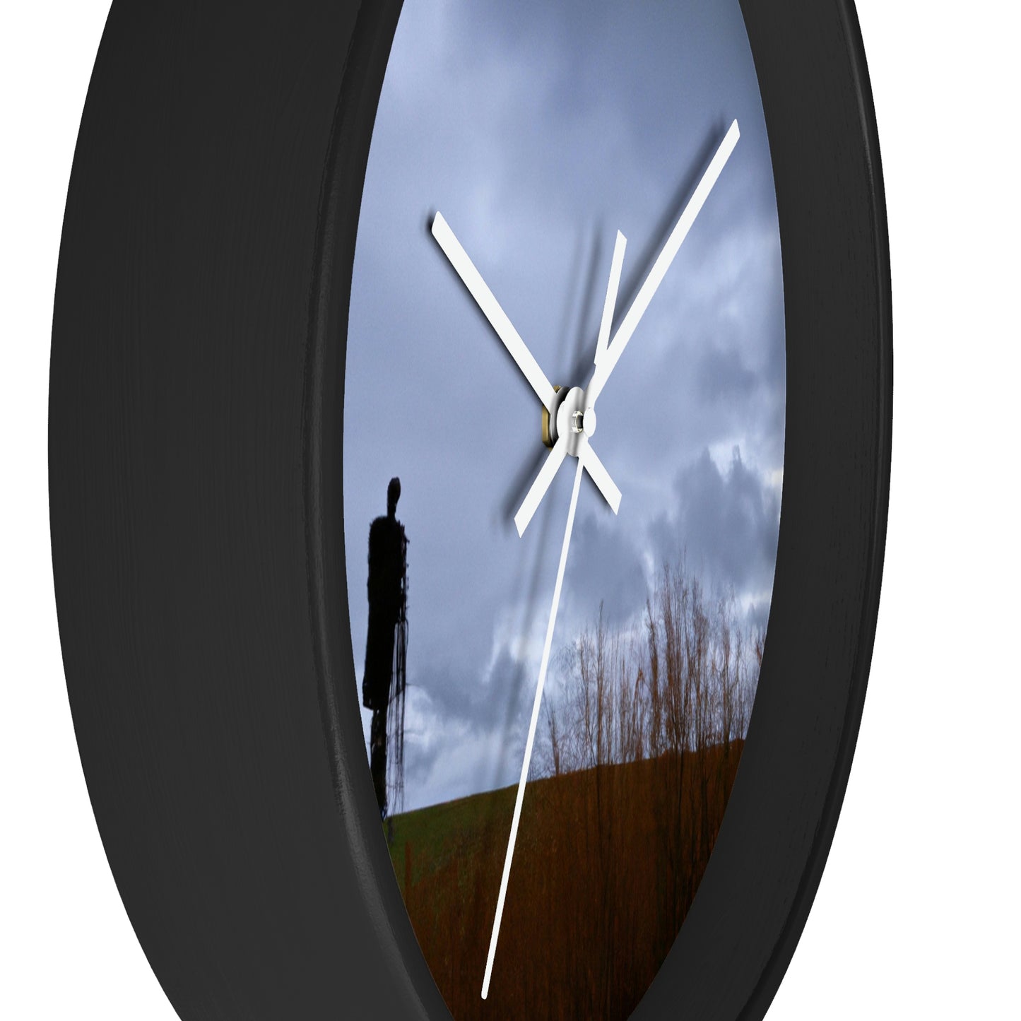 "Centinelas solitarias en el cielo de otoño" - El reloj de pared alienígena