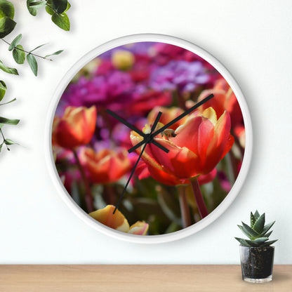 "La red de arrastre de tulipanes de la abeja ocupada" - El reloj de pared alienígena