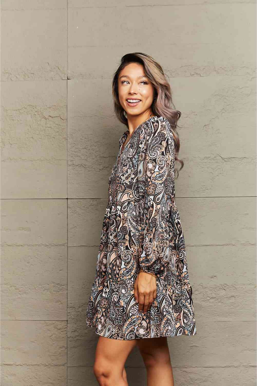 Kleid mit V-Ausschnitt und Paisley-Print