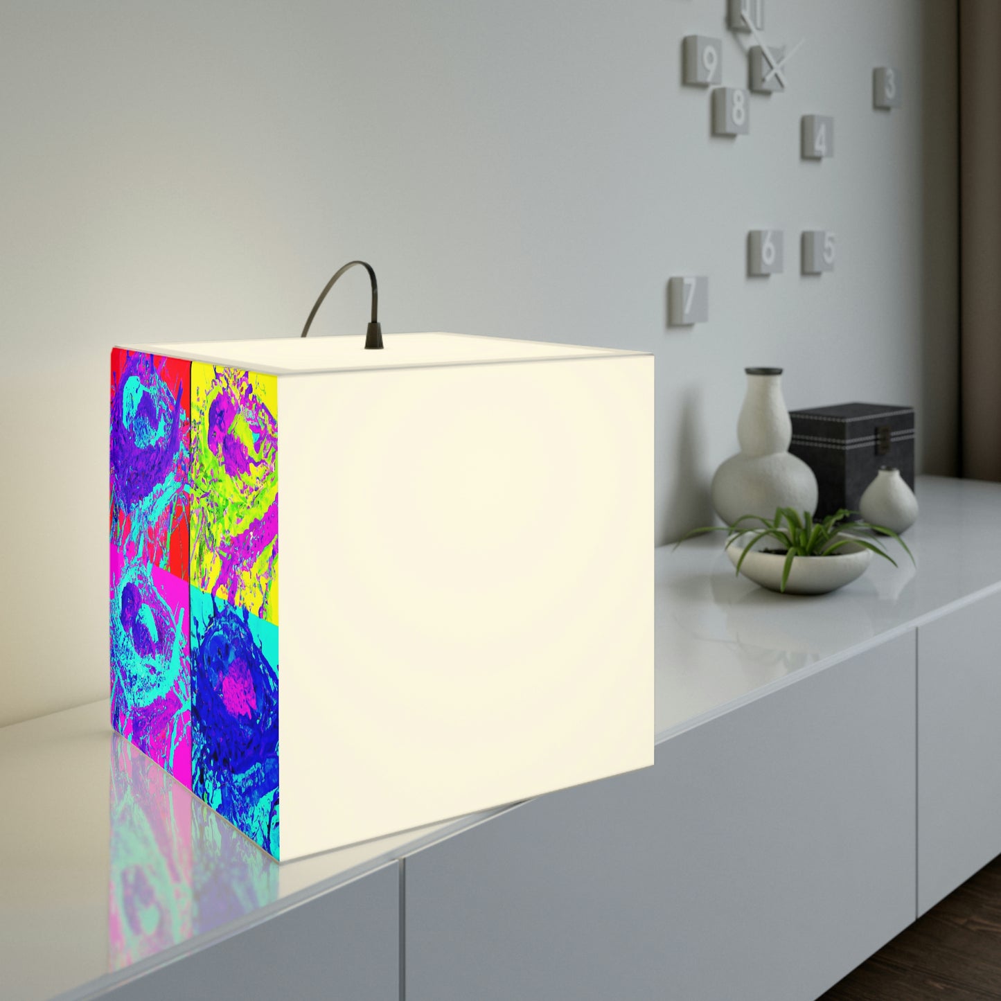 "Ein Regenbogen aus gefiederten Freunden" - Die Alien Light Cube Lampe