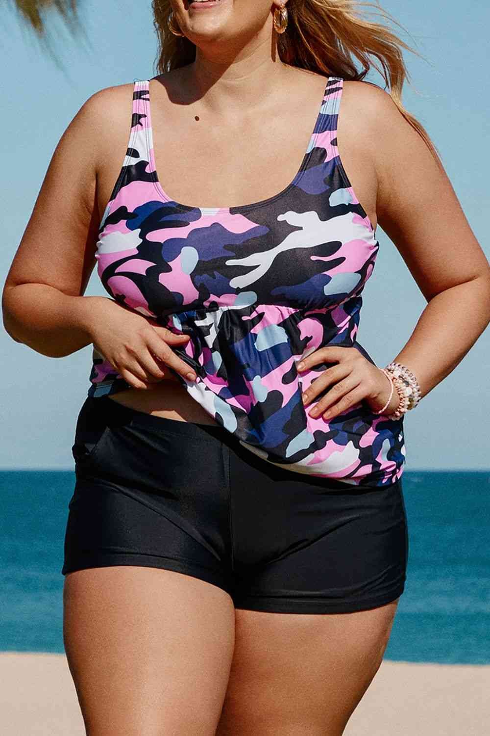 Zweiteiliges Tankini-Set mit Camouflage-Schößchen in Übergröße