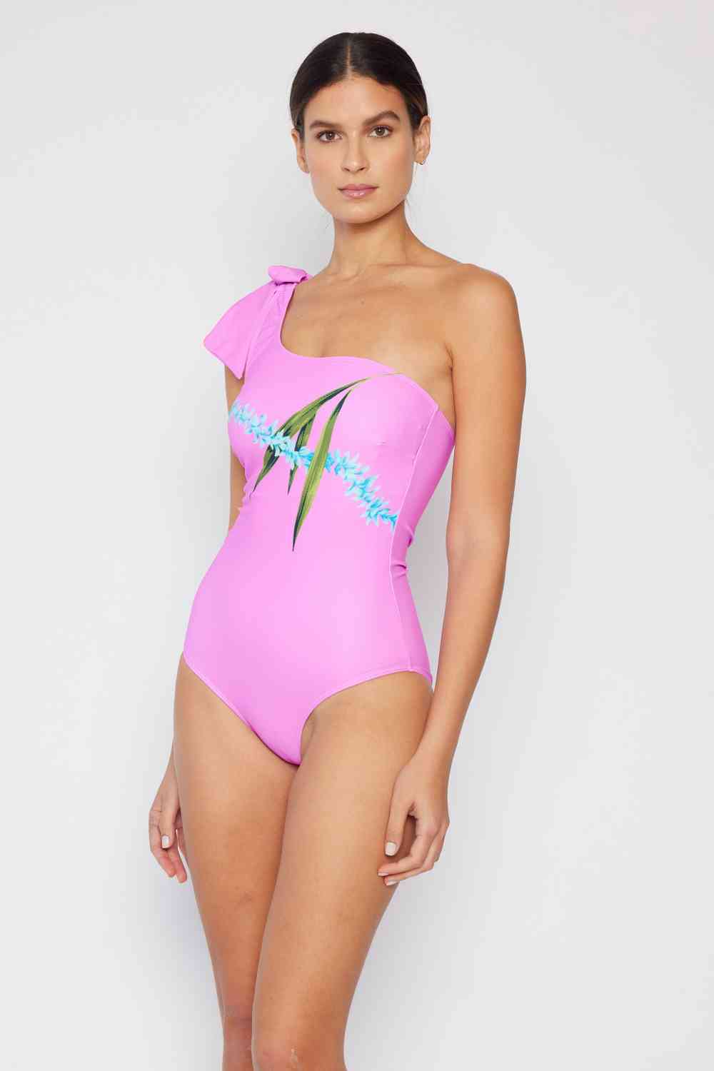 Traje de baño de un hombro en color rosa clavel de Marina West Swim Vacay Mode