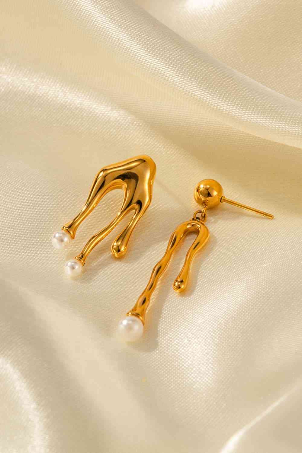 Pendientes colgantes chapados en oro de 18 quilates con perlas sintéticas