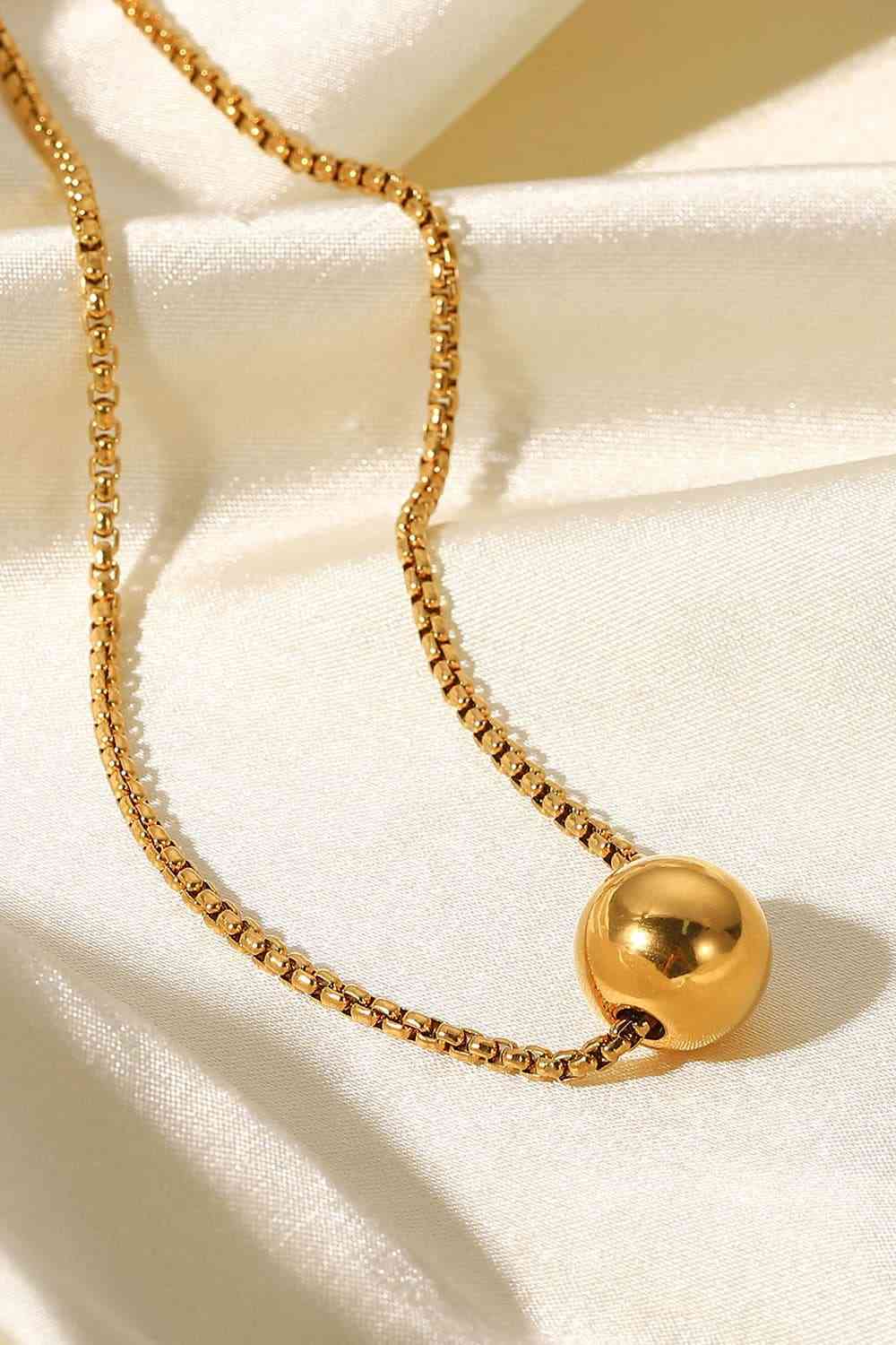 Collar con colgante de forma redonda chapado en oro de 18 quilates