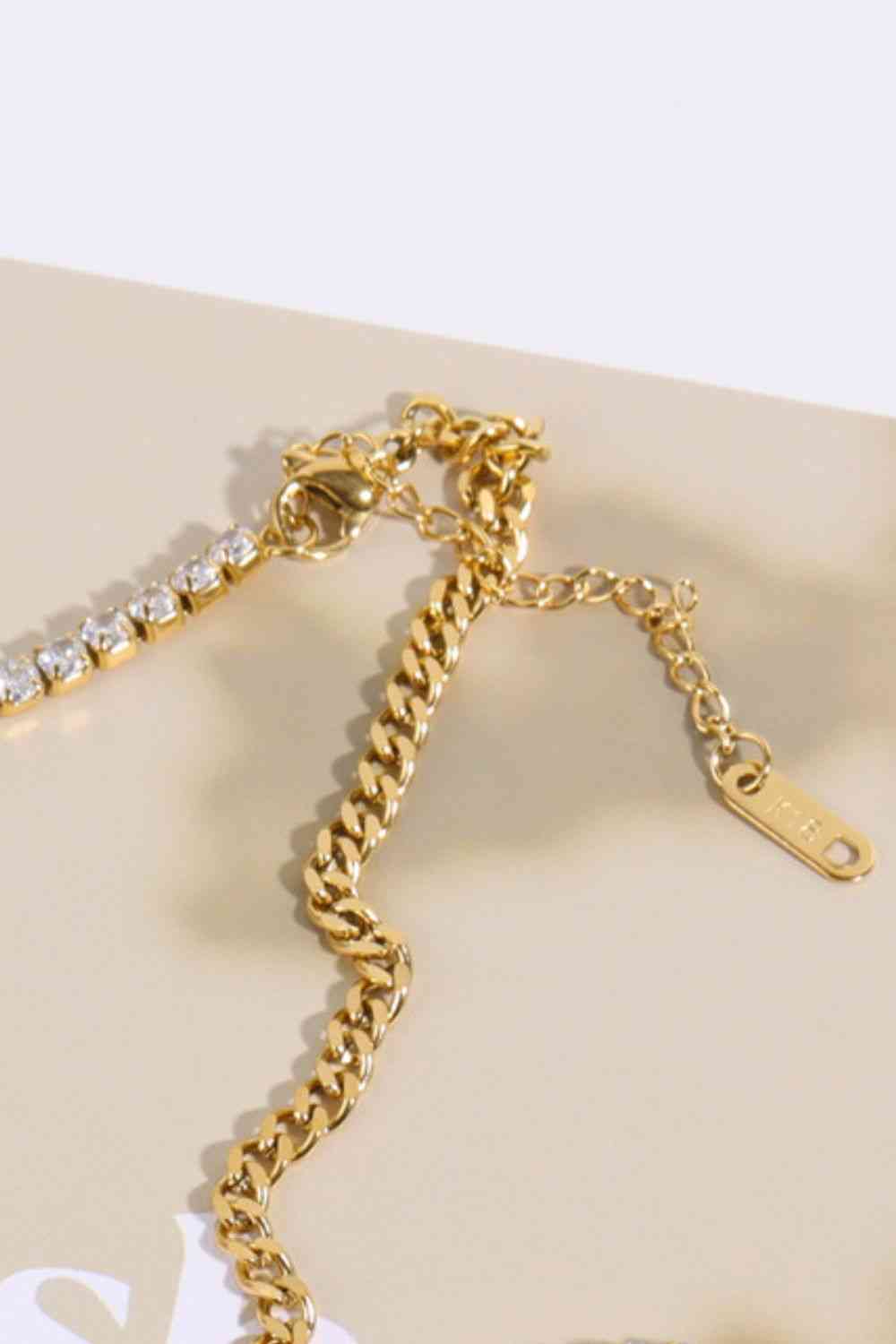 Halskette aus Edelstahl mit eingelegtem Zirkon