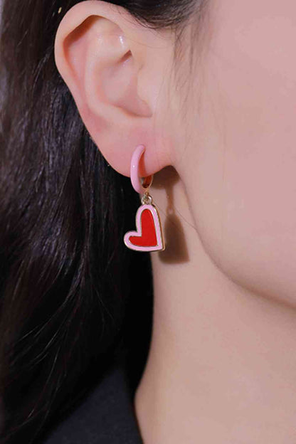 Pendientes colgantes en forma de corazón en contraste