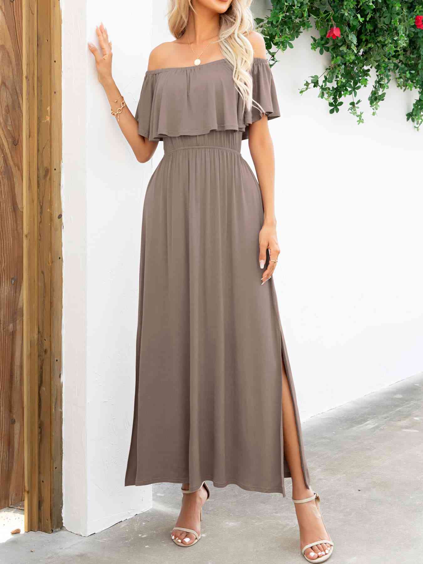 Schulterfreies Maxikleid mit Schlitz