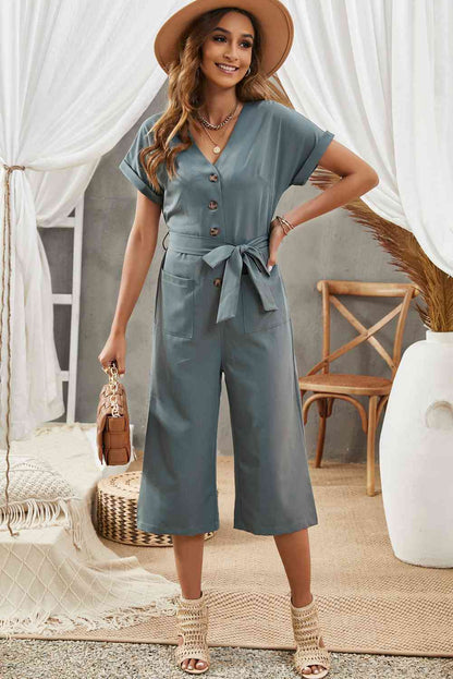 Kurzer Jumpsuit mit Knopfleiste vorne, Gürtel und Taschen