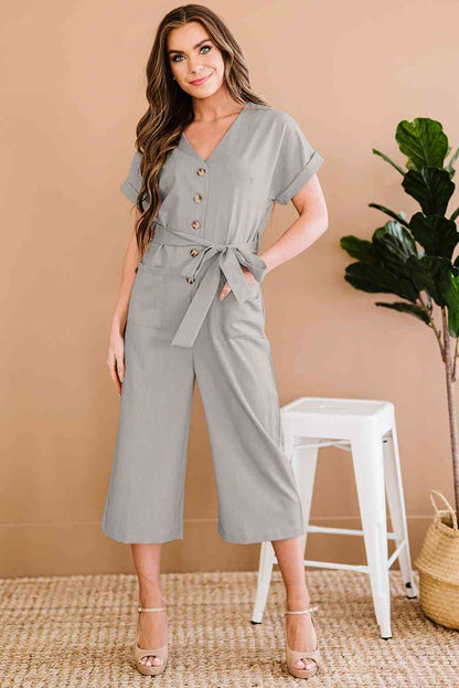 Kurzer Jumpsuit mit Knopfleiste vorne, Gürtel und Taschen