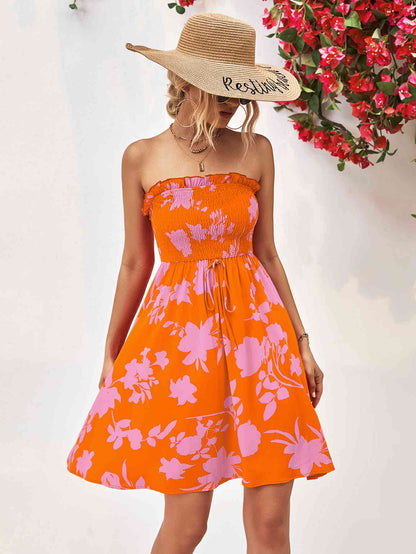 Vestido fruncido sin tirantes con ribete de volantes florales