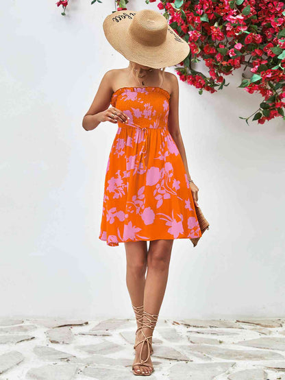 Vestido fruncido sin tirantes con ribete de volantes florales